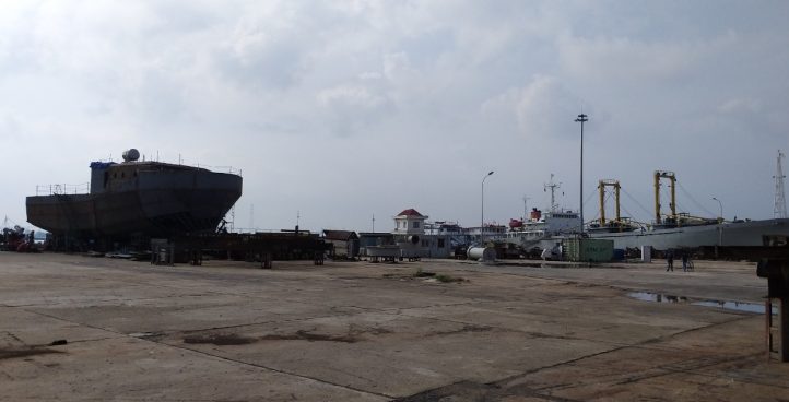 Smooth concrete yard for ship building 28.000 m2